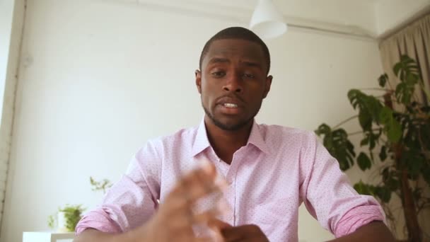 아프리카 남자 비디오 메시지 녹화 인터뷰에서 웹캠에 이야기 — 비디오