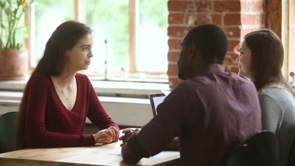Kvinnelig søker som snakker i jobbintervju med flerkulturelle hr-ledere – stockvideo