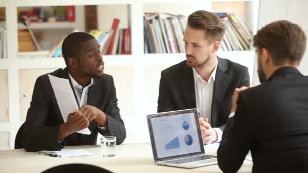 Afro-Amerikaanse zakenman presenteren document, ervan te overtuigen dat overtuigende beleggers bij onderhandelingen — Stockvideo