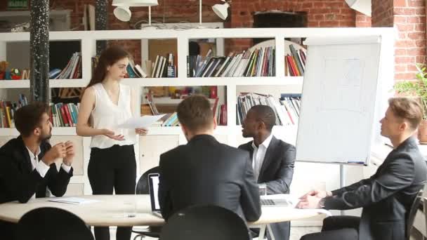 Femme d'affaires faisant une offre à divers partenaires, présentant le projet aux clients — Video