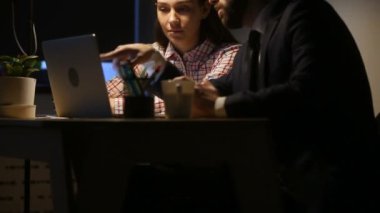 Yeni Kiralık stajyer geç işyerinde yardımcı öğretim deneyimli Müdürü