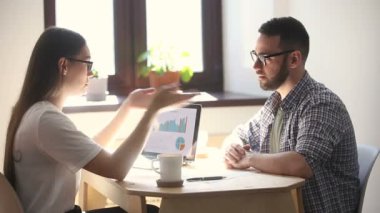 Genç millennials anlaşma el sıkışma yeni ortak ofisinde, müzakere