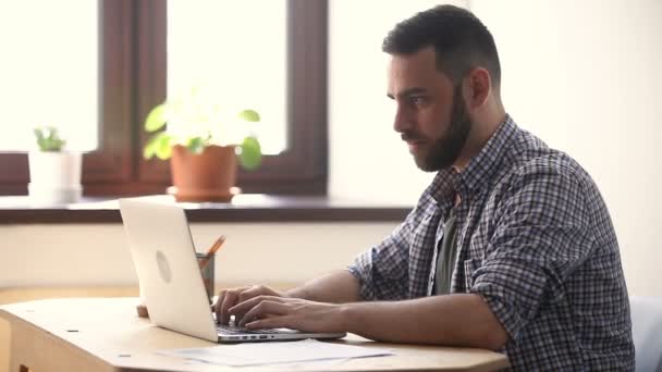 Empresário sério ocupado trabalhando no laptop, olhando para a câmera sorrindo — Vídeo de Stock