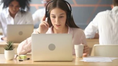 Genç müşteri destek Yöneticisi istemci, çağrı merkezi danışmanlık kulaklık