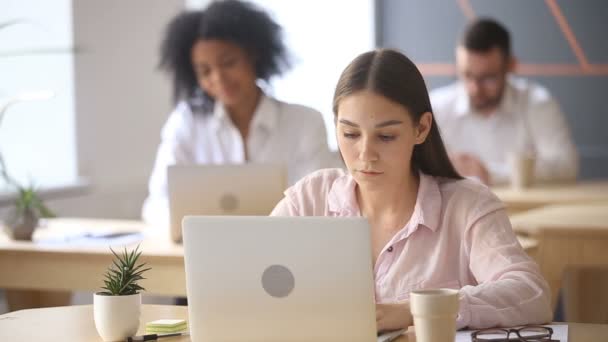 Jonge vrouw pizza besteld bij naaiatelier, collega's uit te nodigen op lunch — Stockvideo