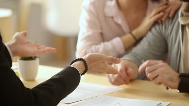 Paar ondertekening document, handshaking makelaar, getting sluitsteen voor nieuw huis — Stockvideo