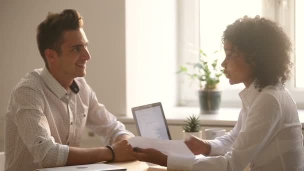 Çeşitli yeni iş ortakları sözleşme altında el sıkışma yapım anlaşma müzakere — Stok video