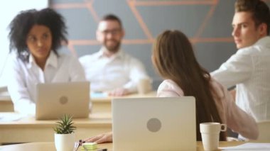 Sürpriz çalışan laptop, seyir iyi haber arkadaşlarınızla paylaşma