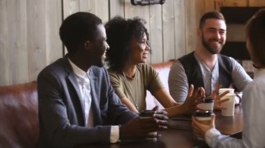 Birlikte vakit kahve içme kafede çeşitli gençler