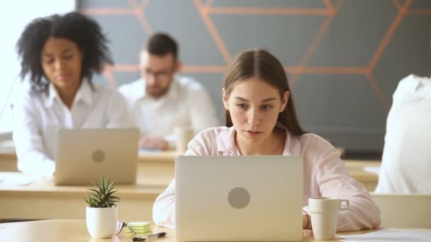 Jovem funcionário animado compartilhando sucesso de conquista com colegas parabenizando aplaudindo — Vídeo de Stock