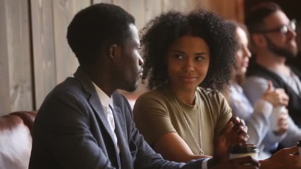 アフリカ系アメリカ人の若い男性と女性の家のコーヒーの話 — ストック動画
