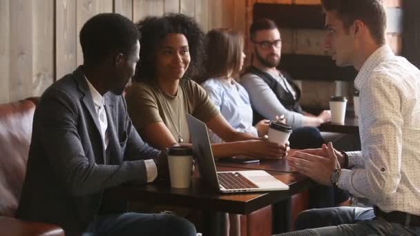 Couple africain faisant accord poignée de main avocat caucasien dans le café — Video