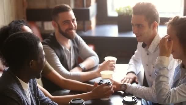 बहुजातीय मित्र कॉफीहाऊस बैठकीत उच्च-पाच देत एकत्र हात जोडतात — स्टॉक व्हिडिओ