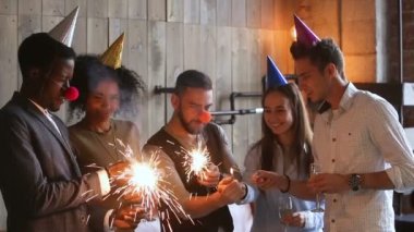 Mutlu çok etnik gruptan oluşan arkadaş birlikte kutlama parti şapkaları sparkles aydınlatma
