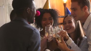 Çok etnik gruptan oluşan arkadaş kutlamak yeni yıl, birbirlerini tebrik şampanya içmek