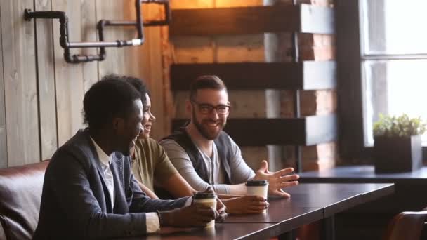 Jóvenes multirraciales conociéndose con pareja saludando estrechando las manos — Vídeos de Stock