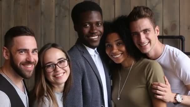 Diversos jovens felizes posando fazendo foto, olhando para a câmera — Vídeo de Stock