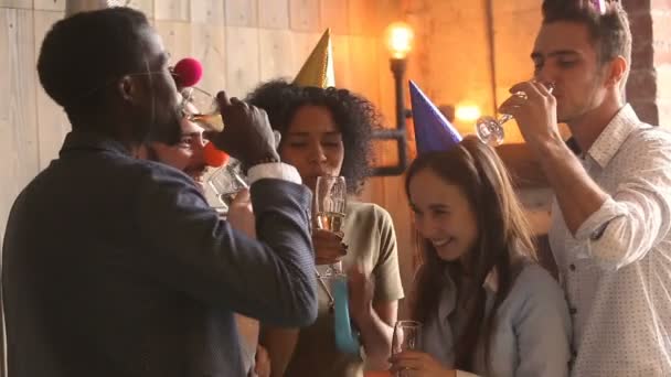 Diversos amigos multiétnicos felices celebrando juntos, soplando silbatos, bebiendo champán — Vídeo de stock