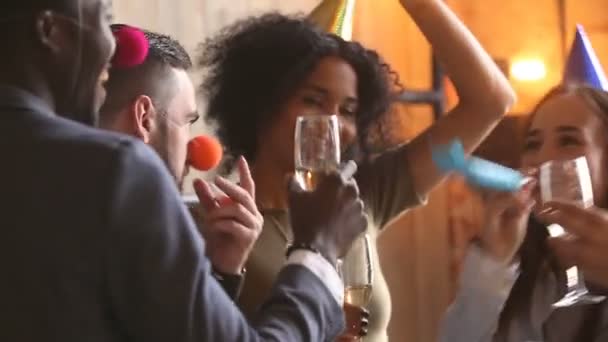 Multikulti-Freunde klirren mit Gläsern, tanzen zusammen und haben Spaß bei der Party — Stockvideo