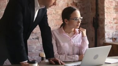 Öfkeli patron azarı çalışan kötü çalışma sonucu işyerinde için