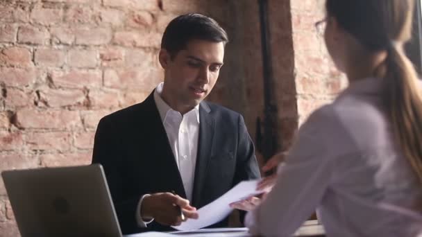 Chefe aperto de mão empregado satisfeito com bom resultado de trabalho em relatório — Vídeo de Stock