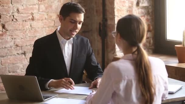 Empleador amigable apretón de manos acogedor empleado contratado después de una entrevista de trabajo exitosa — Vídeos de Stock