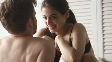 Evde, closeup eğleniyor öpüşme konuşmak mutlu sevmek çift