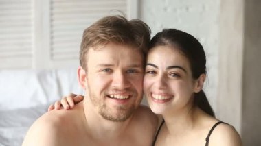 Mutlu genç çift kameraya bakarak elleri ile kalp yapma