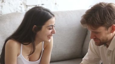 Adam evde, yüzük kırmızı kutusu tutan kadın için teklif