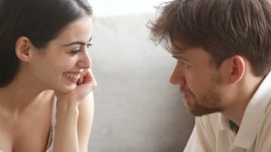 Evet, diyerek sürpriz heyecanlı kadın için teklif genç adam portre