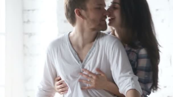 深情的年轻情侣在家里拥抱拥抱的乐趣 — 图库视频影像