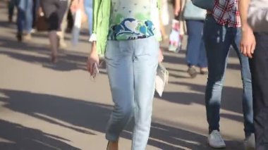 Anonim tanınmaz farklı insanlar yoğun büyük şehir sokak yürüyüş