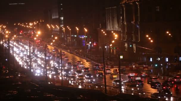Night city road med strålkastarna på bilarna rör sig på motorväg — Stockvideo