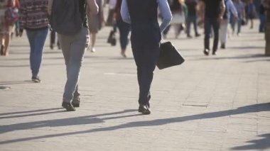 Ofise aceleyle taşıt meşgul caddeden aşağı yürüyüş insanların kalabalık sabah açık havada ışığında vatandaşlar rush yaz saat, toplum ve şehir hayatı rush kavramı üzerinde gidiş metropolitans işler.