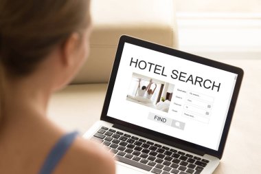 Casual kadın otel laptop, arama tatil Planlama.
