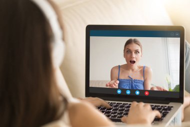İki kız arkadaşım laptop yolu ile görüntülü arama uygulaması sohbet.