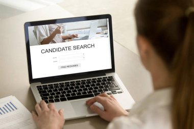 Genç işkadını iş aday laptop aranıyor.