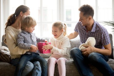 Kardeş kardeş, Aile ile çocuk celebra için bir hediye sunmak
