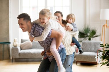 Sevgi dolu baba küçük kızı aile h ile oynarken piggybacking