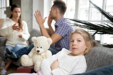 Küçük kız kızı anne bağımsız değişkenler veya d ile depresif üzgün