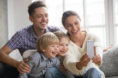 Neşeli aile ile çocuk alma selfie birlikte üzerinde gülüyor.