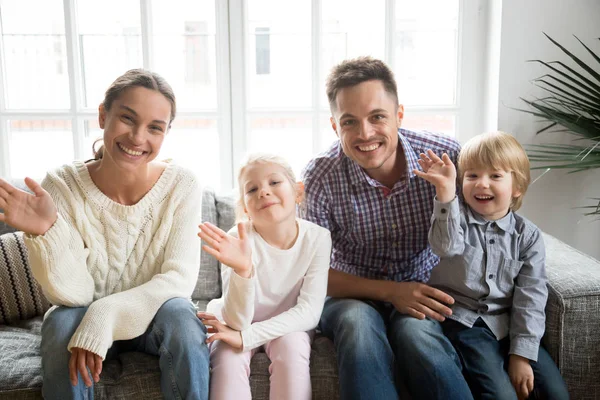 Szczęśliwa rodzina z dziećmi, macha ręką patrząc na kamery, portret — Zdjęcie stockowe