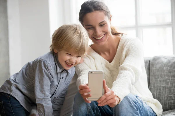 Felice madre ridendo prendendo selfie con il piccolo figlio su smartphon — Foto Stock