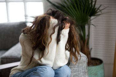Genç kadın kurbanın acı taciz, taciz, depresyon 