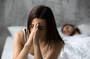 Hayal kırıklığına uğramış kadın erkek uyku sırasında sorunlu duygu