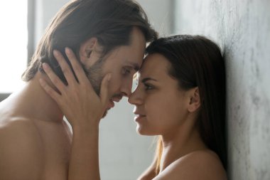 Dokunmadan sevmek romantik kadın gittikçe yaklaşıyor için yüz mans