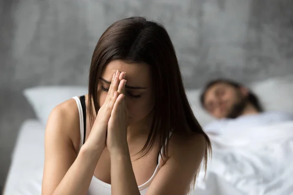 伤心沮丧的女人感到困扰, 而男朋友睡觉 — 图库照片