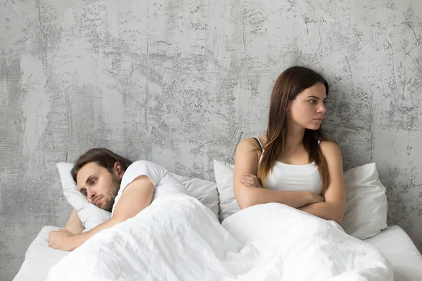 Boldogtalan szomorú pár figyelmen kívül hagyják egymást az ágyban veszekedés után — Stock Fotó