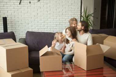 Yeni kiracı aile çocukları ve Taşınma günü zevk kutuları
