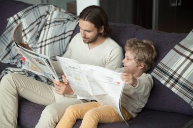 Güzel bir çocuk evlat koltukta babamla oturup gazete okuma
